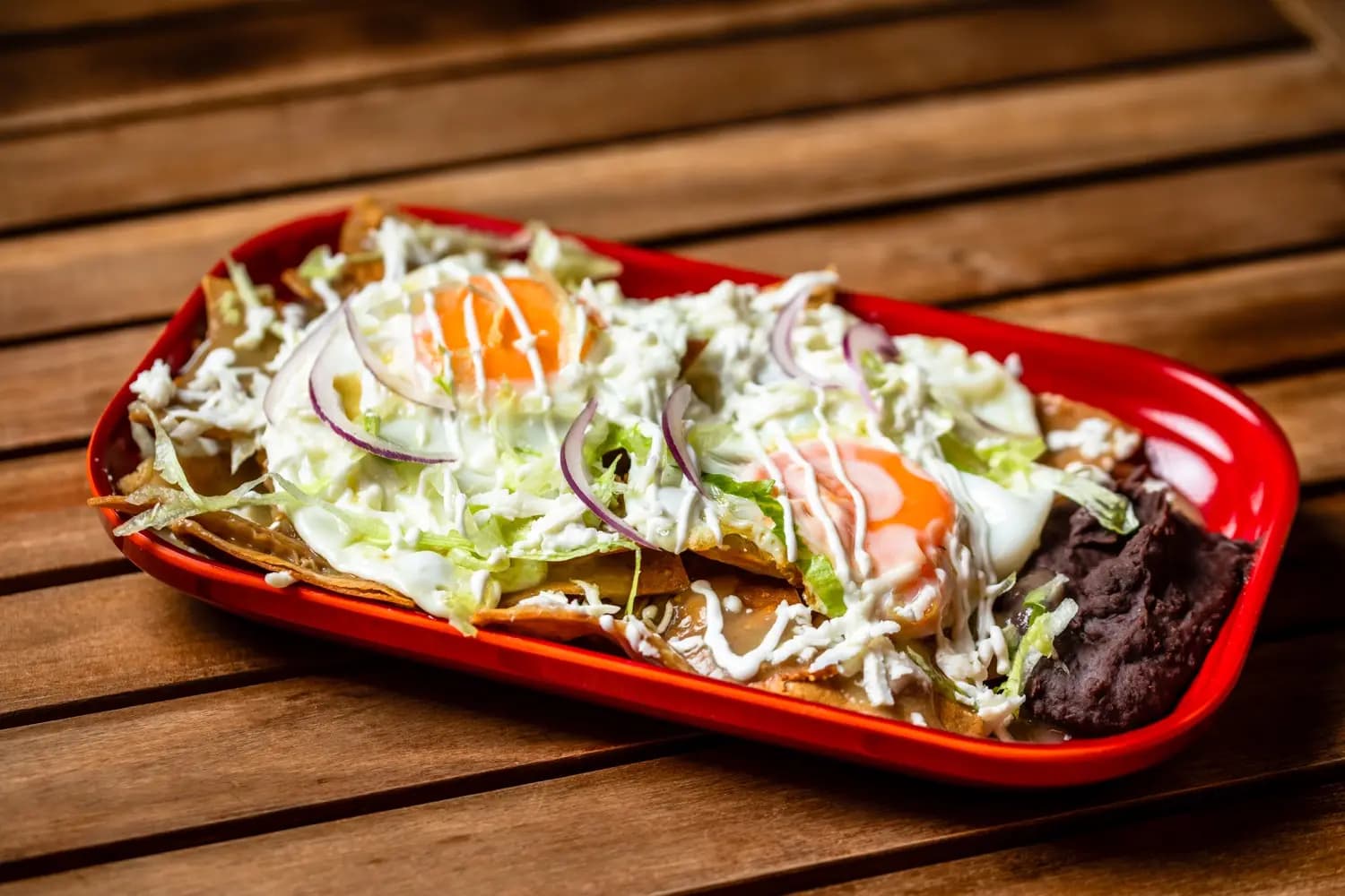 Chilaquiles con salsa roja y huevo