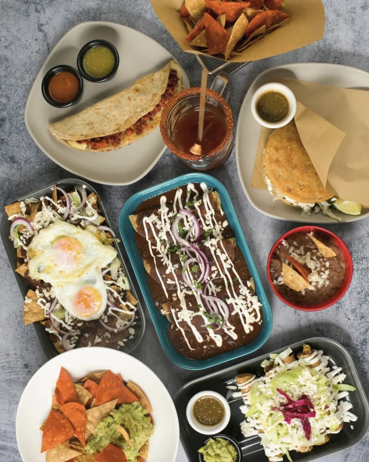 Mesa llena de platillos mexicanos en Benditos Sueños